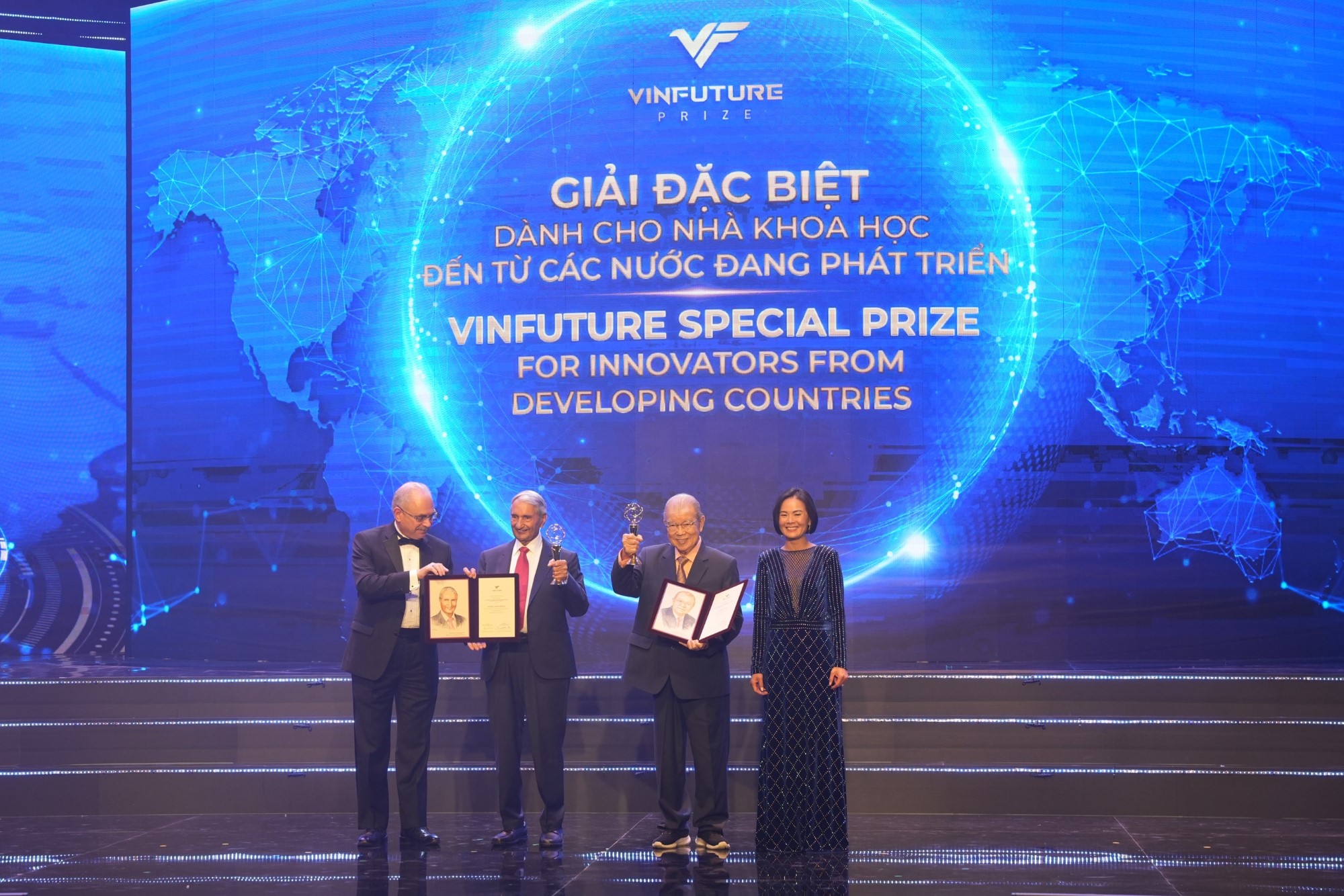 Professors Gurdev Singh Khush and Vo Tong Xuan among 2023 VinFuture Prize Laureates
