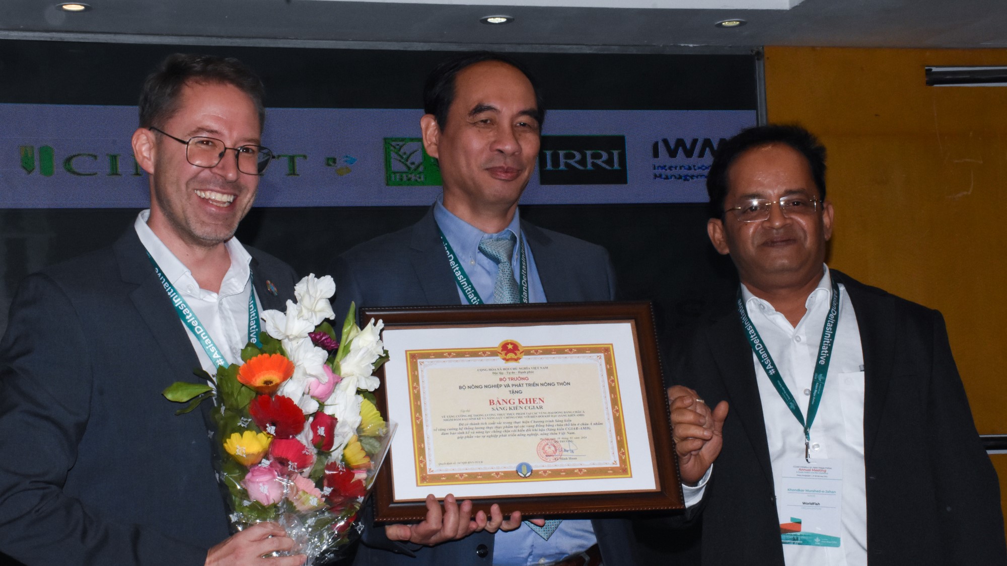 Vietnam MARD awards the Asian Mega-Deltas Initiative and IRRI  for supporting the country’...