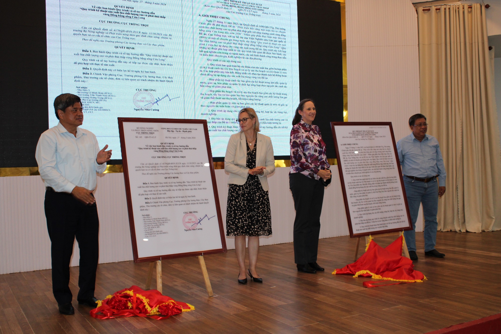 IRRI and MARD launch technical guidelines and manual for sustainable rice production