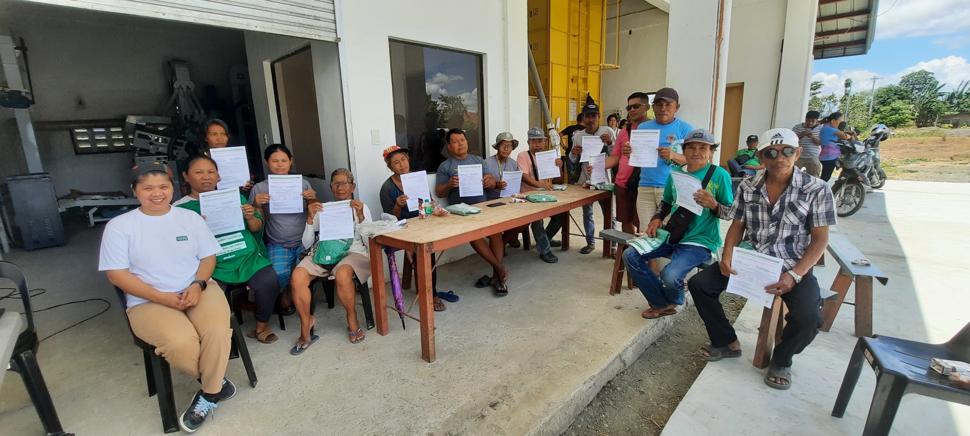 IRRI and DA reach more farmers through cluster approach
